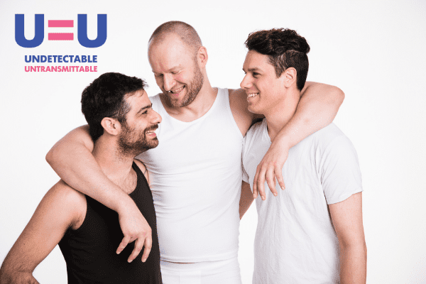 Kolme nuorta mieshenkilöä halaa keskenään. Yläreunassa on U= U logo, joka tarkoittaa, että lääkehoidolla oleva hiv-positiivinen ei tartuta hiviä eteenpäin.