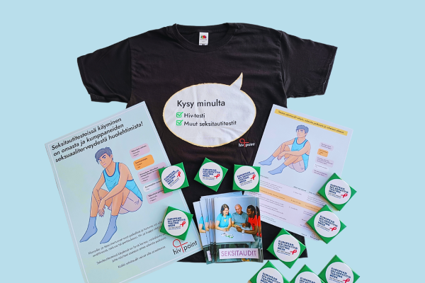 Kuvassa on Hivpointin eurooppalaisen testausviikon kampanjamateriaalia: t-paita, juliste, esitteitä ja turvaseksipakkauksia.