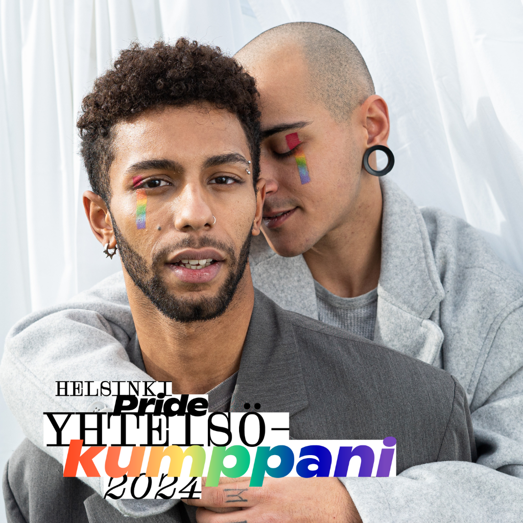 Kaksi maskuliinista henkilöä halaa herkässä tunnelmassa. Heille on maalattu toisen silmän kohdalle sateenkaareva viiva kasvoihin. Edessä Helsinki Pride -yhteisökumppani 2024 -logo.