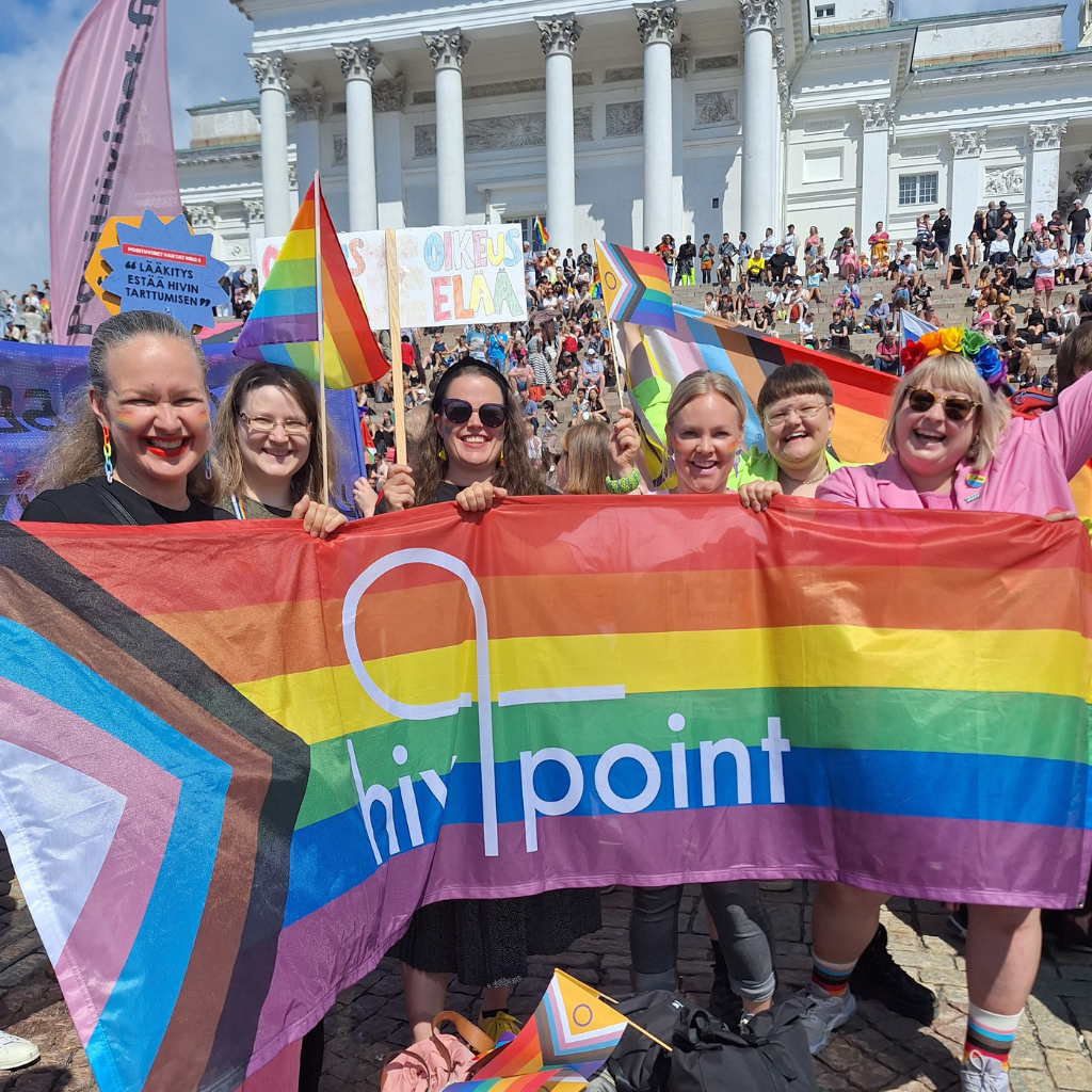 Hivpointin työntekijöitä ja vapaaehtoisia mukana Helsinki Pride kulkueessa 2024.