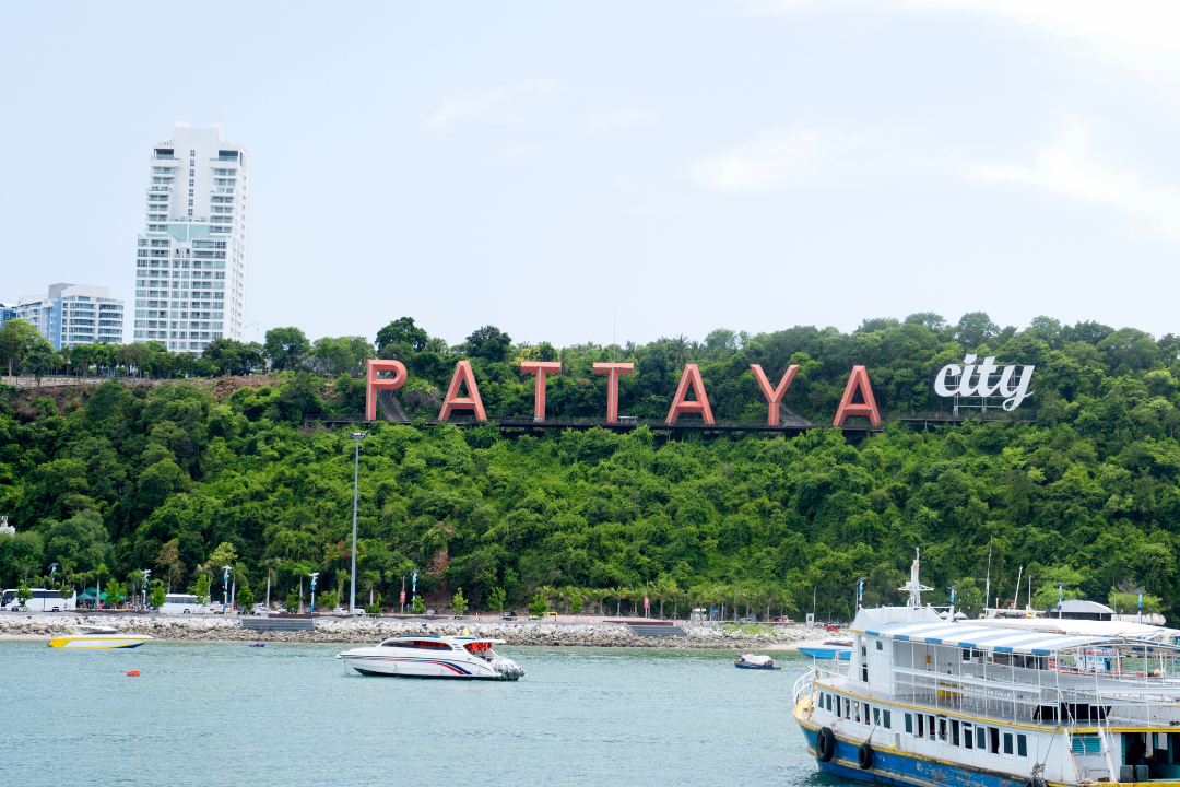 Matkakuva, jossa ranta ja Pattaya city -kyltti.