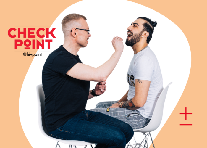 Checkpoint-logon vieressä Hivpointin työntekijä ottaa nielunäytettä toiselta henkilöltä.