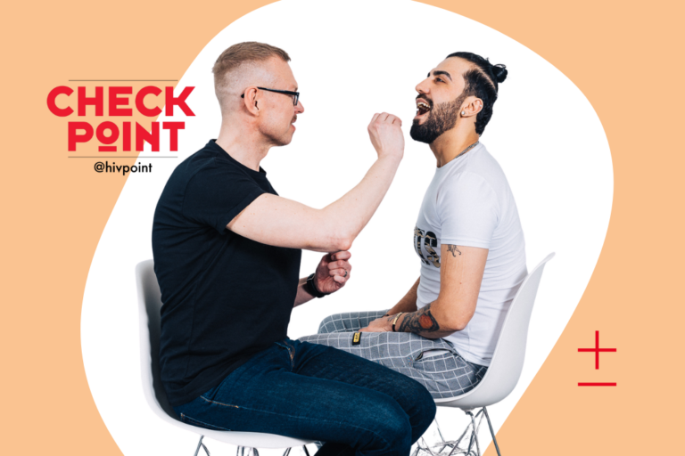 Checkpoint-logon vieressä Hivpointin työntekijä ottaa nielunäytettä toiselta henkilöltä.