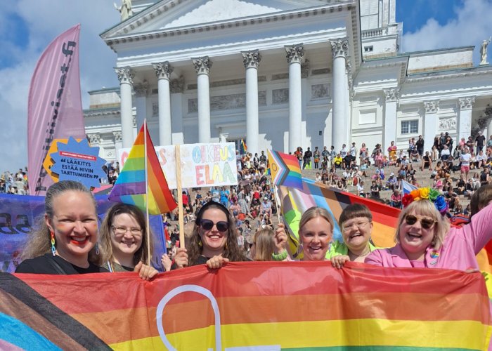 Paljon ihmisiä kokoontuneena Helsingin Tuomiokirkon eteen Helsinki Pride -tapahtumassa