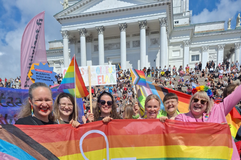 Paljon ihmisiä kokoontuneena Helsingin Tuomiokirkon eteen Helsinki Pride -tapahtumassa