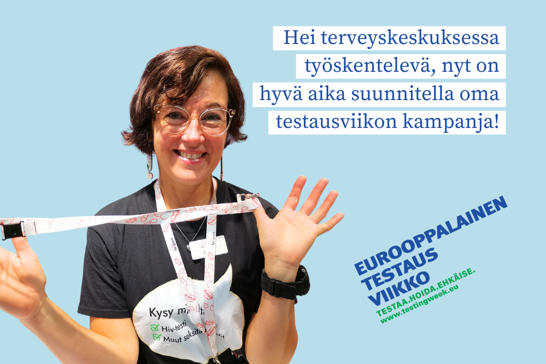 Hei terveyskeskuksessa työskentelevä ammattilainen, nyt on hyvä aika suunnitella oma testausviikon kampanja! Kuvassa iloinen ammattilainen, joka pitää käsissään testausviikon materiaaleja.