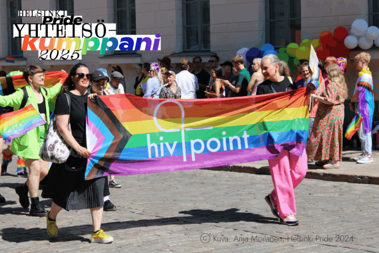 Anja Moilasen ottama valokuva Helsinki Pride 2024 -kulkueesta, jossa näkyy kaksi Hivpointin työntekijää kantamassa ylpeästi isoa sateenkaarilippua, jossa on Hivpointin logo.