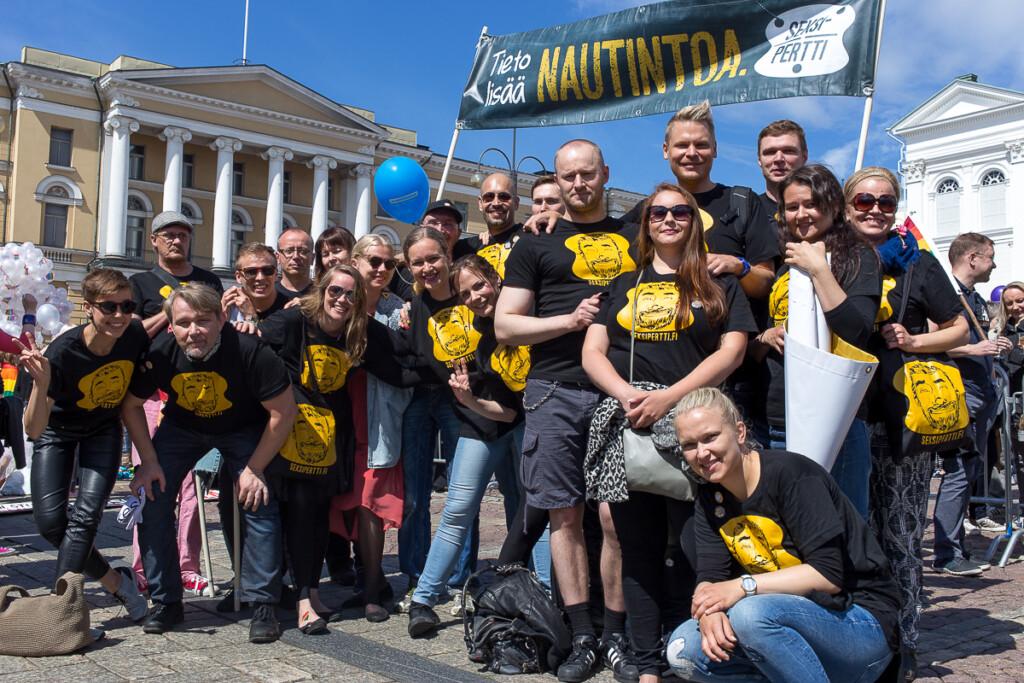 Hivpointin työntekijät ja vapaaehtoiset Helsinki Pride -kulkueessa vuonna 2014.