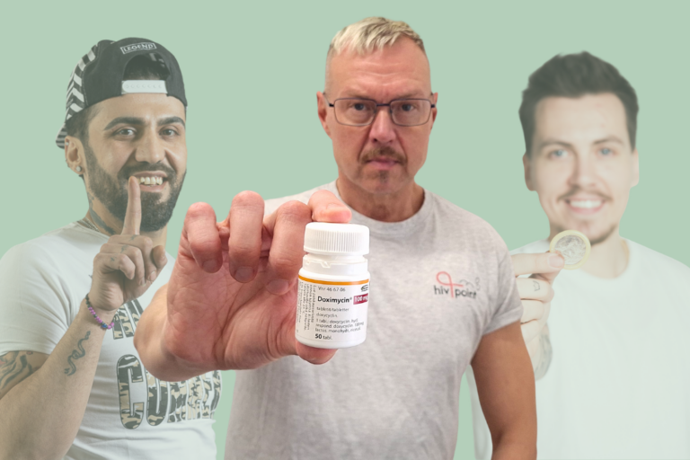 Kolme maskuliinista henkilöä kuvassa, jossa etualalla yksi henkilö pitää DoxyPEP purkkia kädessään, oikealla puolella oleva ehnkilö pitää etusormeaan pystyssä hiv-pikatestauksen merkeissä. Kolmas henkilö pitää sormissaan kondomia.