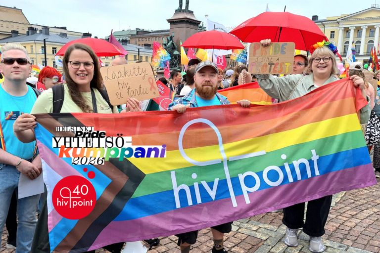 Hivpointin työntekijät kantavat ylpeydellä Pride-lippua Helsinki Pride -tapahtumassa 2025.