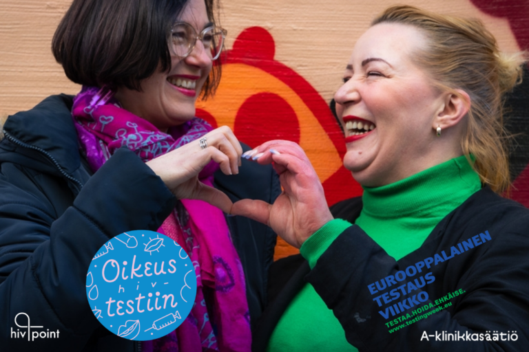 A-klinikkasäätiön viestintäjohtaja Tarja Virolaisen ottamassa valokuvassa Oikeus hiv-testiin hankkeen työntekijät Sanna ja Jenny katsovat nauraen toisiaan ja pitävät käsiään yhdessä sydämen muodossa. Kuvassa Hivpointin, A-klinikkasäätiön, hankkeen ja Eurooppalaisen testausviikon logot.